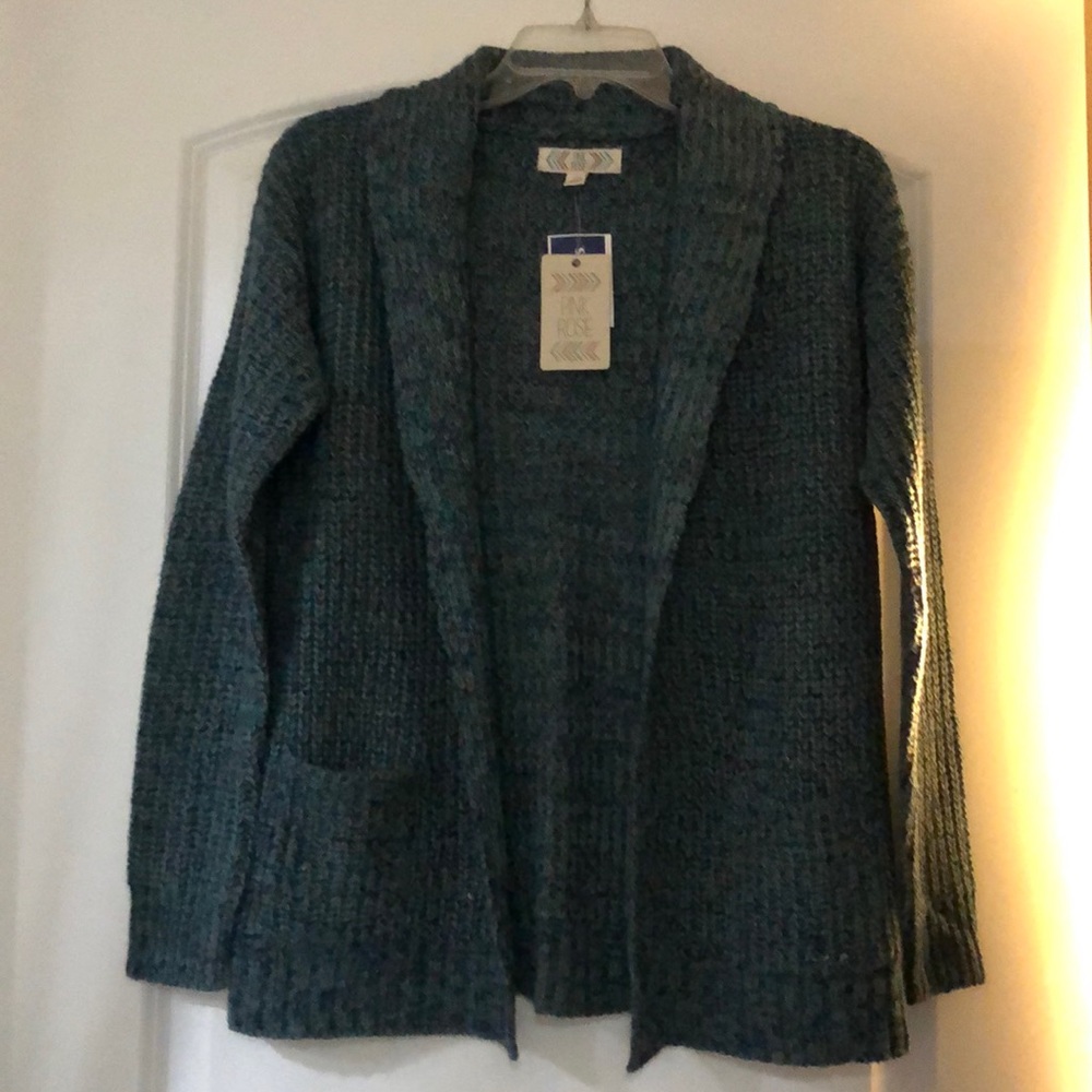 Buttonless sweater with 2 front pockets